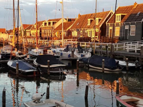 Aan de haven van Marken